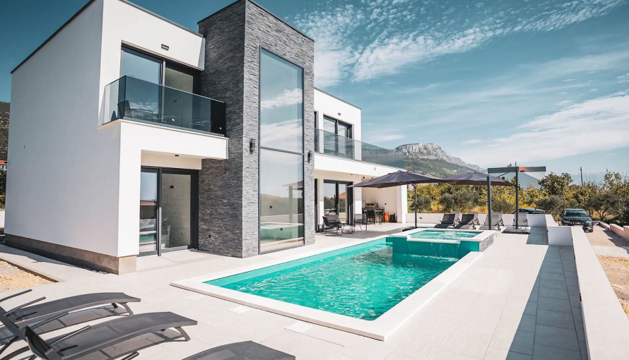 فيلا واسعة للإيجار في منطقة هادئة